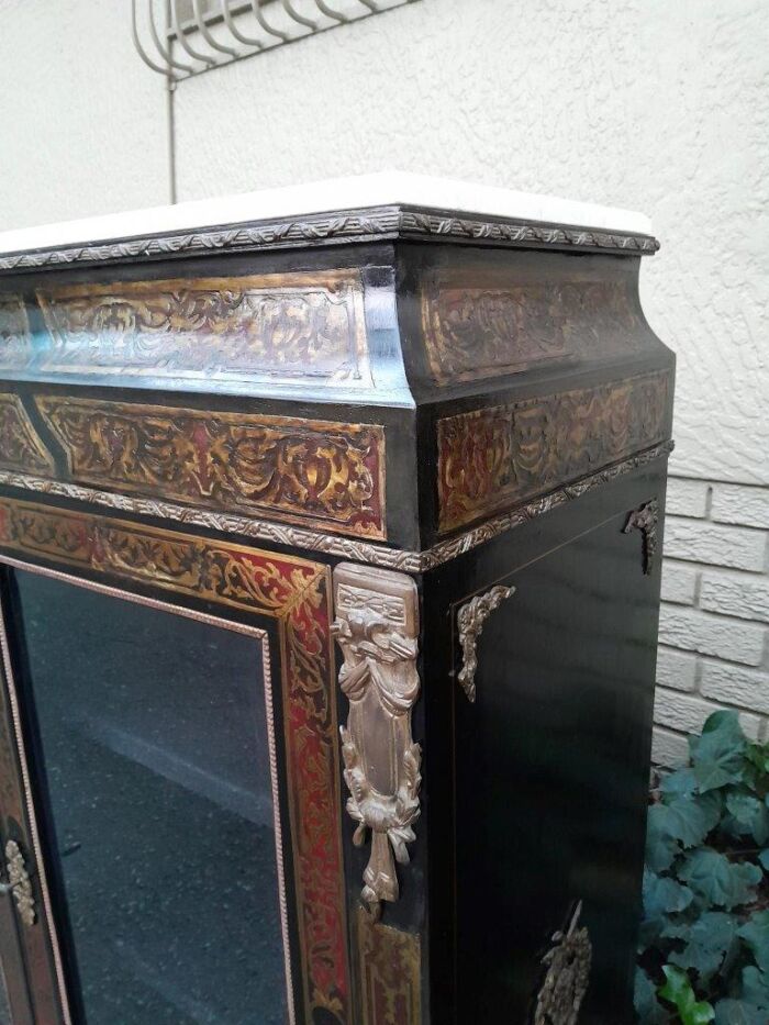 A Near Pair of Late 19th Century  / Early 20th century French Boulle Ebonised and Gilt Metal Cabinets and Cream Marble Tops - Image 7