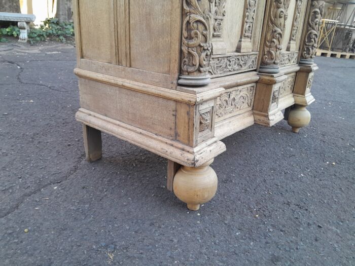 An 18th Century Renaissance Style Ornately Carved Cabinet/Armoire/ Kussenkast in a Contemporary Bleached Finish (Useful for TV or storing Bedroom Pillows, Duvets, Towels etc) - Image 8