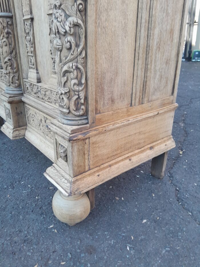 An 18th Century Renaissance Style Ornately Carved Cabinet/Armoire/ Kussenkast in a Contemporary Bleached Finish (Useful for TV or storing Bedroom Pillows, Duvets, Towels etc) - Image 10