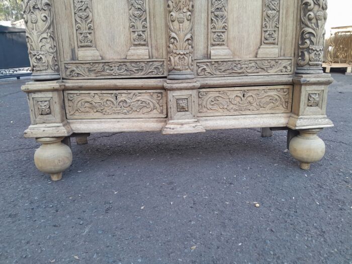 An 18th Century Renaissance Style Ornately Carved Cabinet/Armoire/ Kussenkast in a Contemporary Bleached Finish (Useful for TV or storing Bedroom Pillows, Duvets, Towels etc) - Image 11