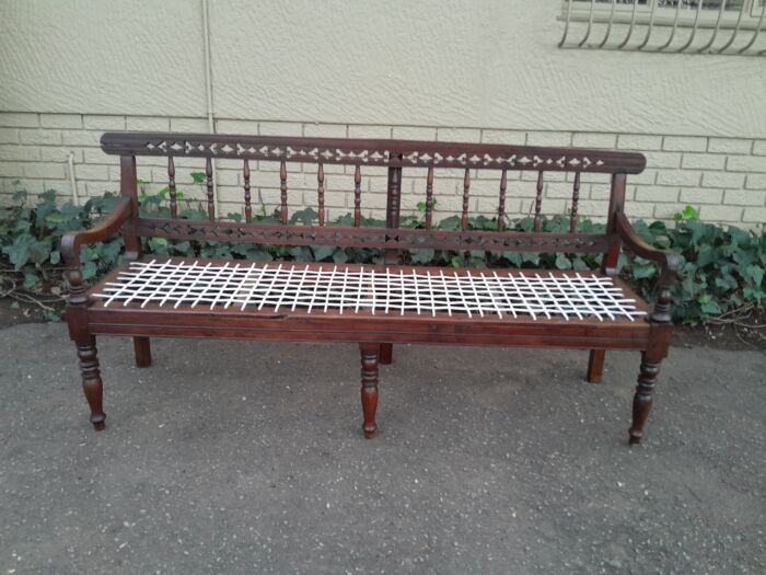 A 20th Century Wes-Transvaalse Tambotie Hout Riempie Stoepbank Bench - Image 3