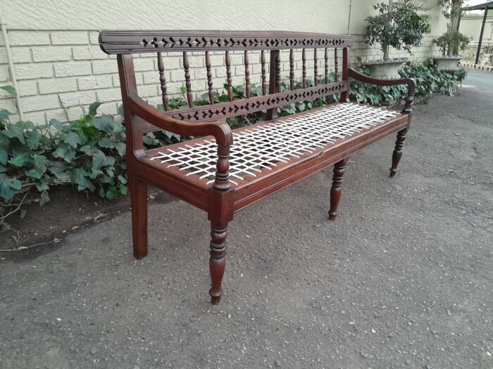 A 20th Century Wes-Transvaalse Tambotie Hout Riempie Stoepbank Bench - Image 4