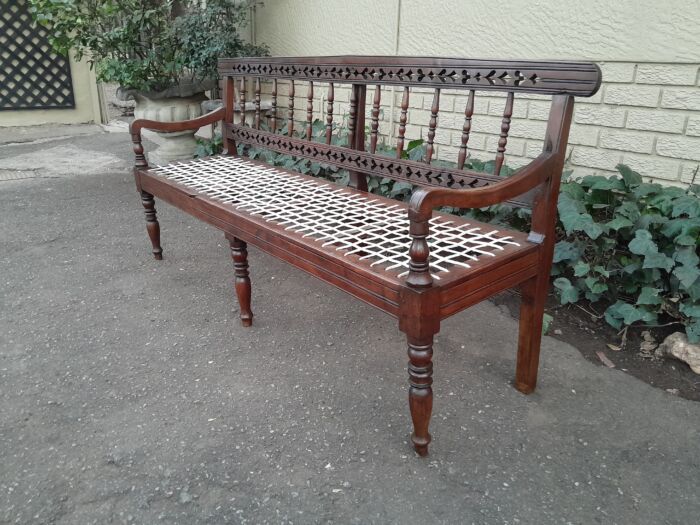 A 20th Century Wes-Transvaalse Tambotie Hout Riempie Stoepbank Bench - Image 5