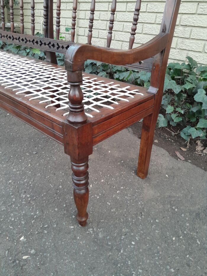 A 20th Century Wes-Transvaalse Tambotie Hout Riempie Stoepbank Bench - Image 6
