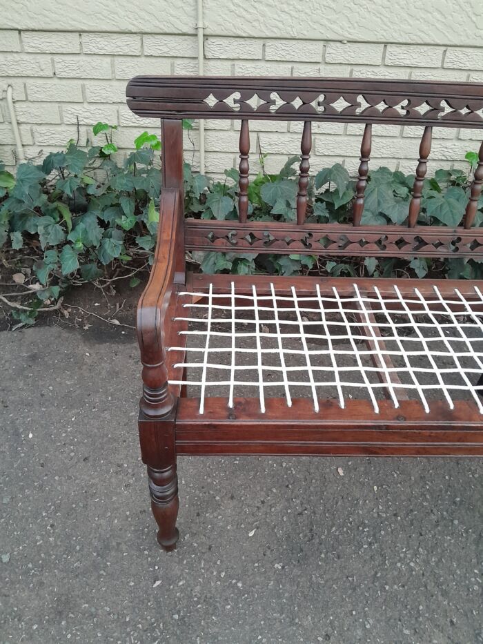A 20th Century Wes-Transvaalse Tambotie Hout Riempie Stoepbank Bench - Image 7