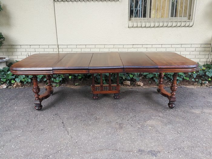 Henry II Walnut extension dining table with 3 leaves (8 – 10-Seater) - Image 2