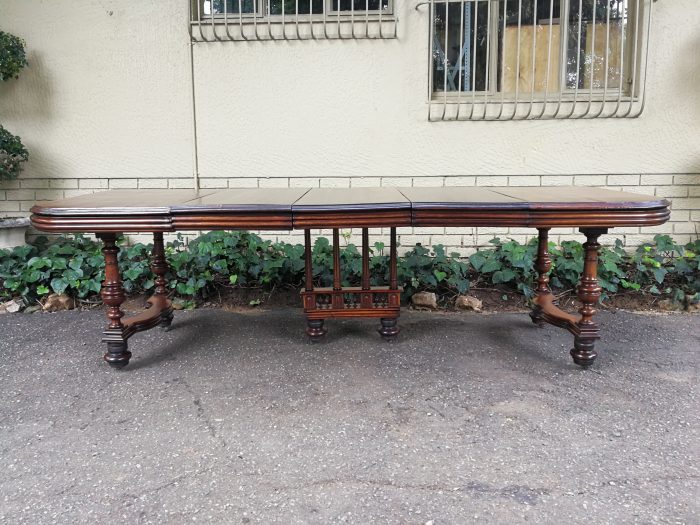 Henry II Walnut extension dining table with 3 leaves (8 – 10-Seater) - Image 3