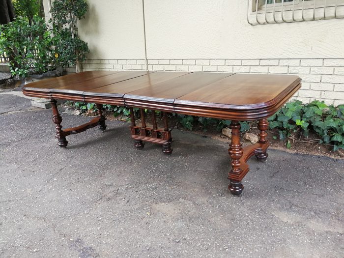 Henry II Walnut extension dining table with 3 leaves (8 – 10-Seater) - Image 4