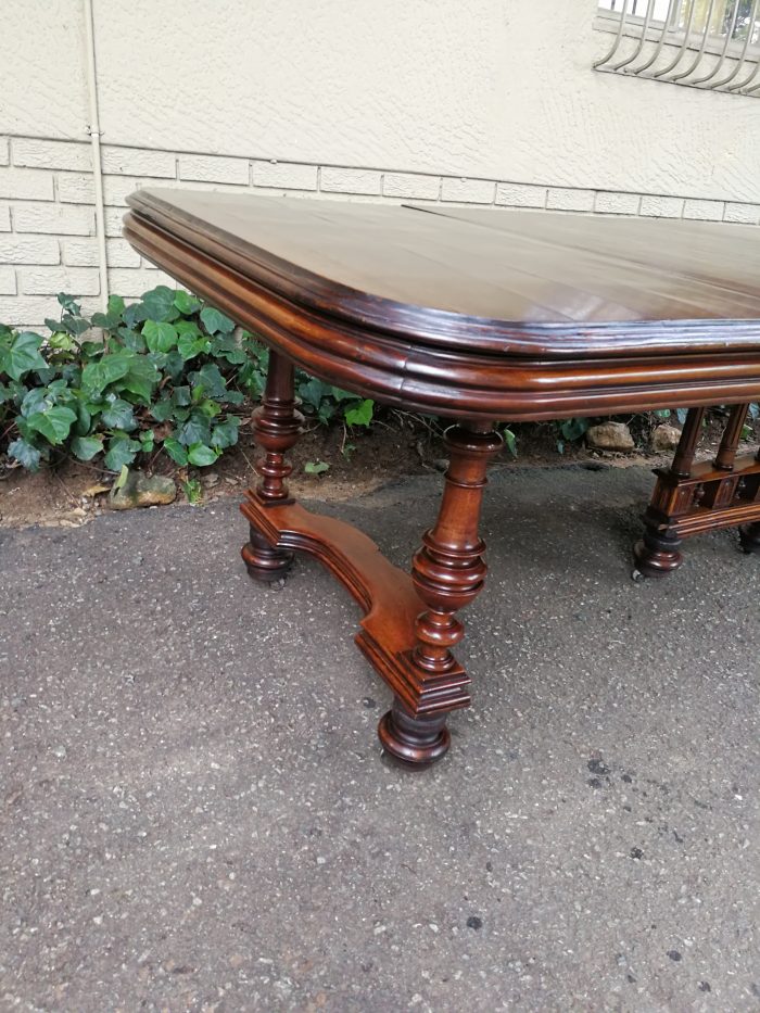 Henry II Walnut extension dining table with 3 leaves (8 – 10-Seater) - Image 6