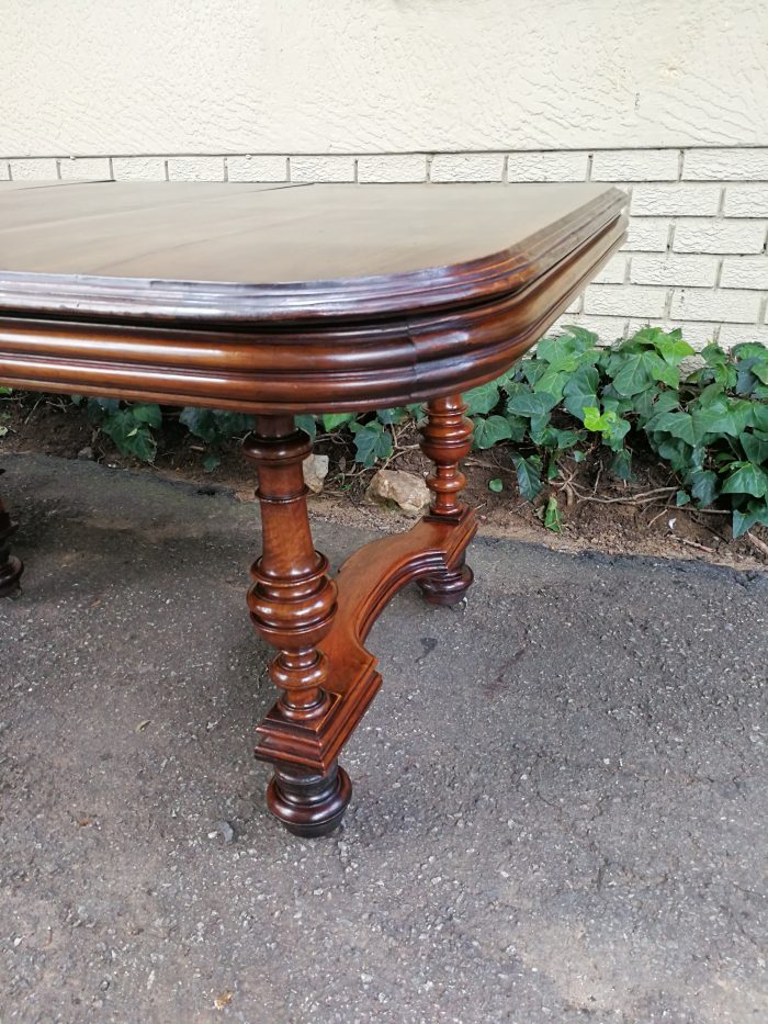 Henry II Walnut extension dining table with 3 leaves (8 – 10-Seater) - Image 9