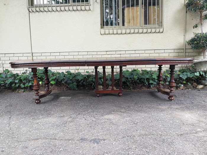 Renaissance Henry II dining table with carved and turned legs and a middle stretcher. Late 19th century table (10-12-Seater) With 3 Leaves - Image 3