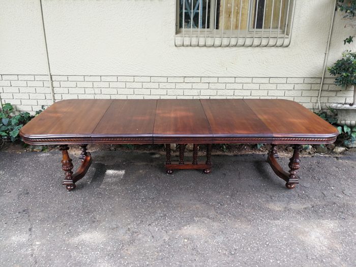 Renaissance Henry II dining table with carved and turned legs and a middle stretcher. Late 19th century table (10-12-Seater) With 3 Leaves - Image 4