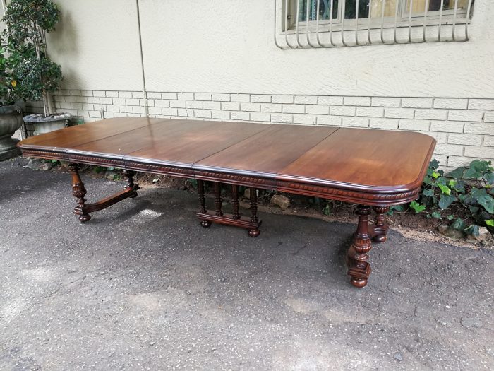 Renaissance Henry II dining table with carved and turned legs and a middle stretcher. Late 19th century table (10-12-Seater) With 3 Leaves - Image 5
