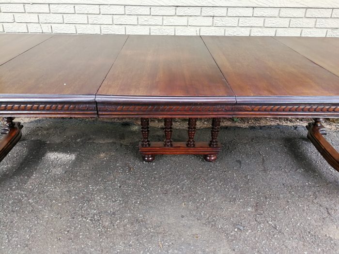Renaissance Henry II dining table with carved and turned legs and a middle stretcher. Late 19th century table (10-12-Seater) With 3 Leaves - Image 7