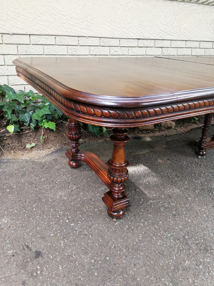 Renaissance Henry II dining table with carved and turned legs and a middle stretcher. Late 19th century table (10-12-Seater) With 3 Leaves - Image 8