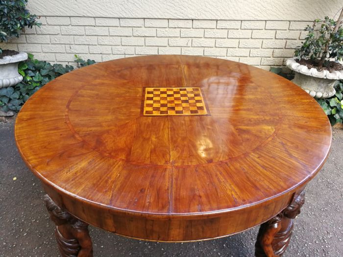 An English Walnut and Rosewood Circular Table With An Inlaid Chess Board And Two Drawers. Circa 1890 - Early 1900’s  (4-Seater) - Image 7