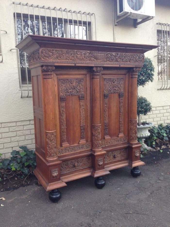 An Early 19th Century Renaissance Ornately Carved Oak Kussenkast On Bun Feet (Useful for TV or storing Bedroom Pillows, Duvets, Towels etc)  ND - Image 4