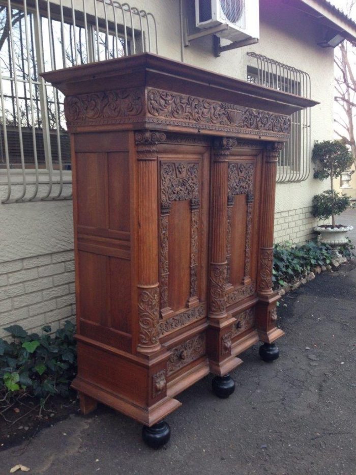 An Early 19th Century Renaissance Ornately Carved Oak Kussenkast On Bun Feet (Useful for TV or storing Bedroom Pillows, Duvets, Towels etc)  ND - Image 5