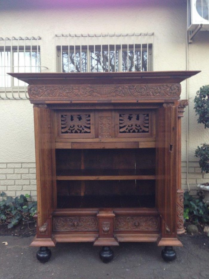 An Early 19th Century Renaissance Ornately Carved Oak Kussenkast On Bun Feet (Useful for TV or storing Bedroom Pillows, Duvets, Towels etc)  ND - Image 10