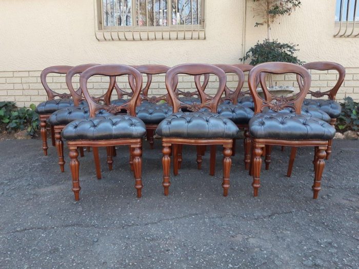 A 20TH Century Set of Twelve Victorian Style Mahogany Bustle Back Dining Chairs Upholstered in Deep Buttoned Leather - Image 2