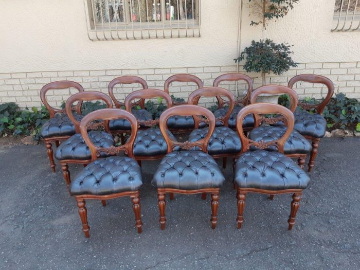 A 20TH Century Set of Twelve Victorian Style Mahogany Bustle Back Dining Chairs Upholstered in Deep Buttoned Leather - Image 3