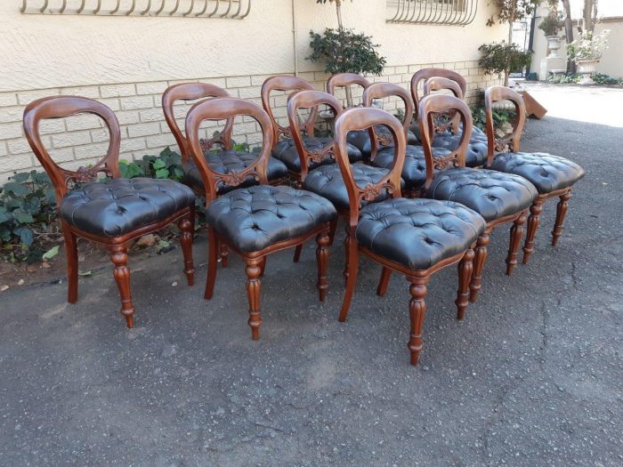 A 20TH Century Set of Twelve Victorian Style Mahogany Bustle Back Dining Chairs Upholstered in Deep Buttoned Leather - Image 4