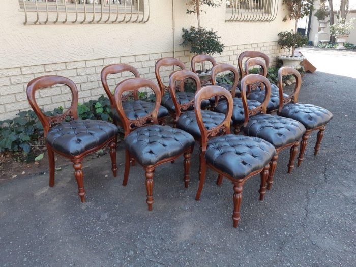 A 20TH Century Set of Twelve Victorian Style Mahogany Bustle Back Dining Chairs Upholstered in Deep Buttoned Leather - Image 5