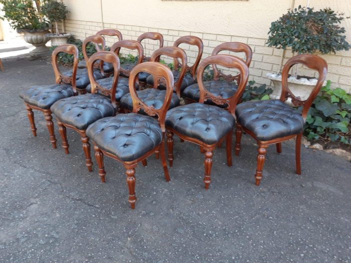 A 20TH Century Set of Twelve Victorian Style Mahogany Bustle Back Dining Chairs Upholstered in Deep Buttoned Leather - Image 6