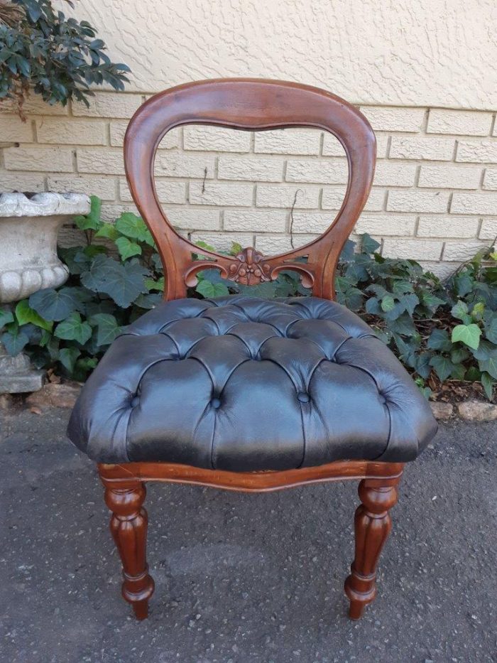 A 20TH Century Set of Twelve Victorian Style Mahogany Bustle Back Dining Chairs Upholstered in Deep Buttoned Leather - Image 7
