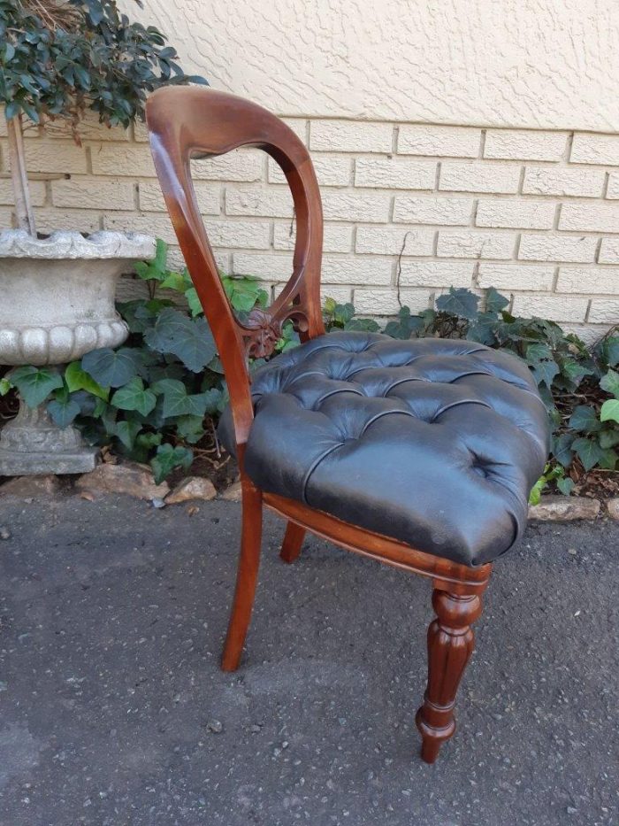 A 20TH Century Set of Twelve Victorian Style Mahogany Bustle Back Dining Chairs Upholstered in Deep Buttoned Leather - Image 8