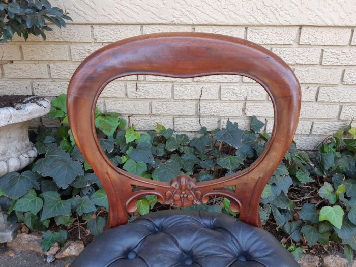 A 20TH Century Set of Twelve Victorian Style Mahogany Bustle Back Dining Chairs Upholstered in Deep Buttoned Leather - Image 9