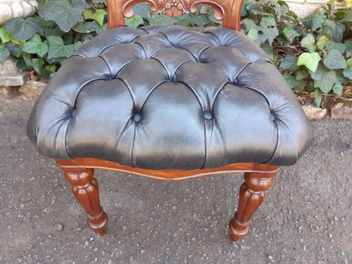 A 20TH Century Set of Twelve Victorian Style Mahogany Bustle Back Dining Chairs Upholstered in Deep Buttoned Leather - Image 10