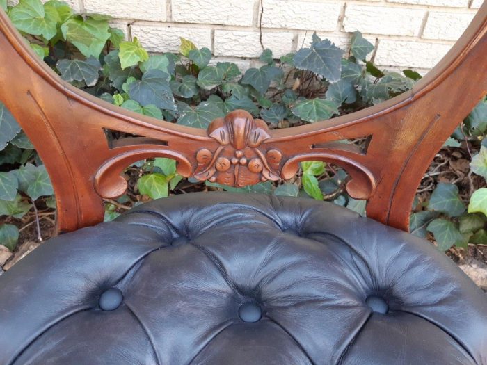 A 20TH Century Set of Twelve Victorian Style Mahogany Bustle Back Dining Chairs Upholstered in Deep Buttoned Leather - Image 11