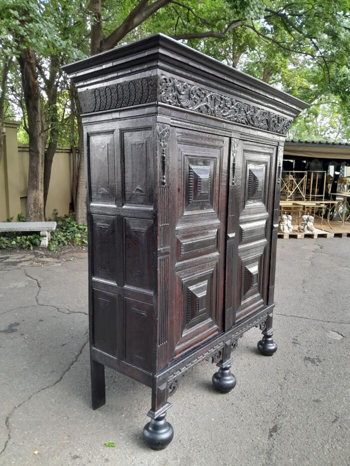 An Early19th Century Circa 1800’s Dutch Carved Oak Kussenkast / Cabinet / Drinks Cabinet / Cupboard in a Contemporary Ebonised Finish (Useful as a Drinks Cabinet or for TV, storing pillows, duvets, towels etc) - Image 4
