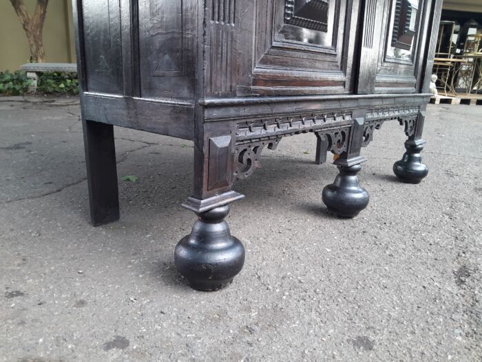 An Early19th Century Circa 1800’s Dutch Carved Oak Kussenkast / Cabinet / Drinks Cabinet / Cupboard in a Contemporary Ebonised Finish (Useful as a Drinks Cabinet or for TV, storing pillows, duvets, towels etc) - Image 6