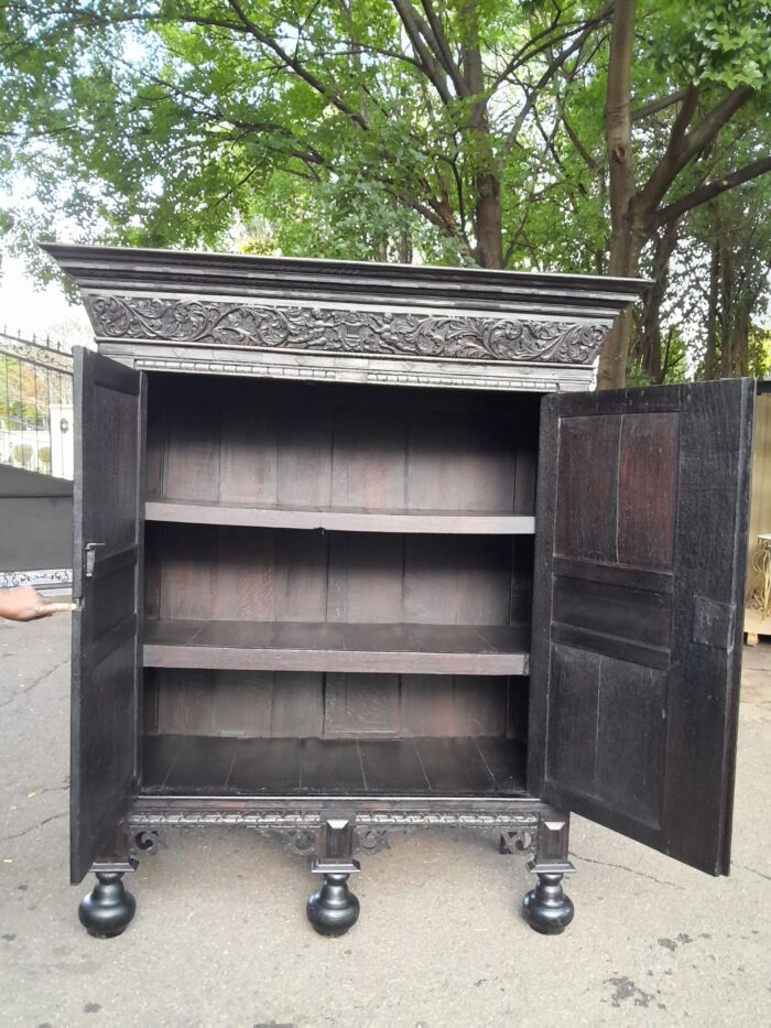 An Early19th Century Circa 1800’s Dutch Carved Oak Kussenkast / Cabinet / Drinks Cabinet / Cupboard in a Contemporary Ebonised Finish (Useful as a Drinks Cabinet or for TV, storing pillows, duvets, towels etc) - Image 8