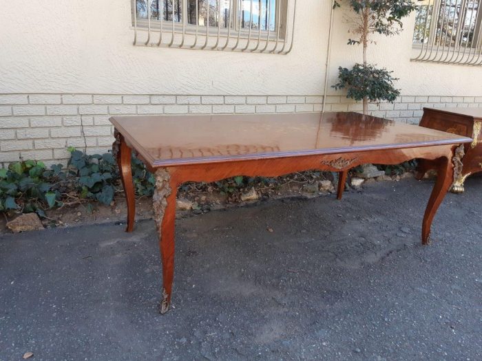 A Mid 20th Century French Mahogany Dining Table with Inlay and Brass Ormolu Mounts (8 Seater) - Image 3