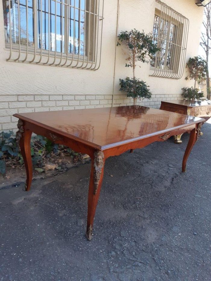 A Mid 20th Century French Mahogany Dining Table with Inlay and Brass Ormolu Mounts (8 Seater) - Image 4