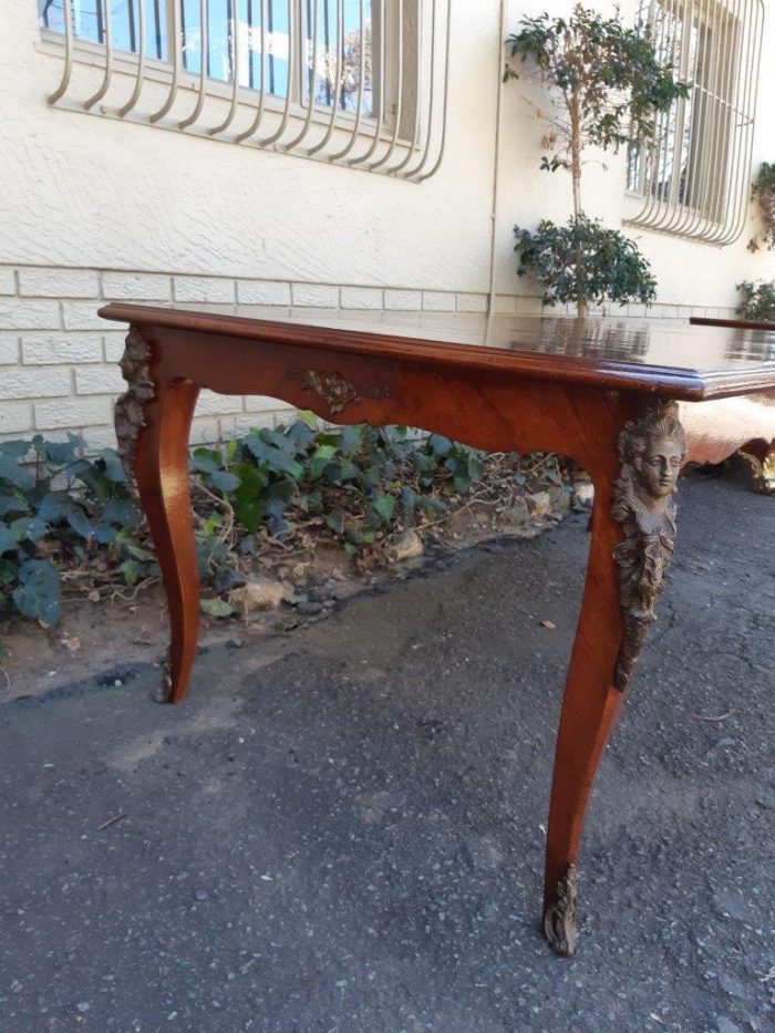 A Mid 20th Century French Mahogany Dining Table with Inlay and Brass Ormolu Mounts (8 Seater) - Image 5