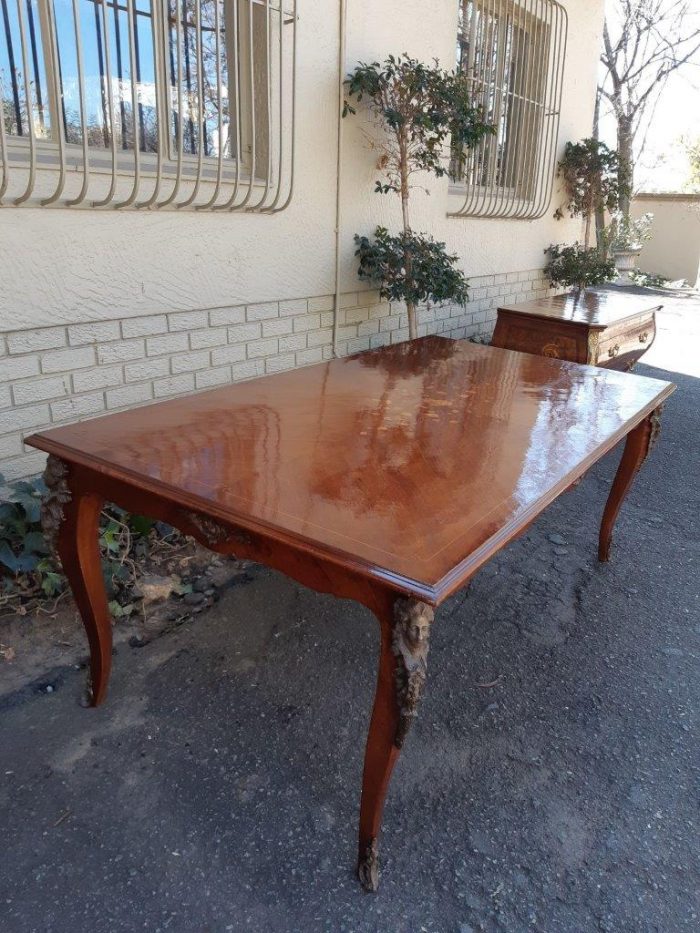 A Mid 20th Century French Mahogany Dining Table with Inlay and Brass Ormolu Mounts (8 Seater) - Image 6
