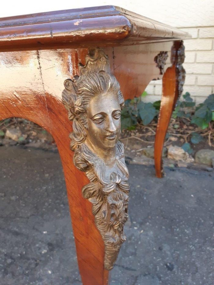 A Mid 20th Century French Mahogany Dining Table with Inlay and Brass Ormolu Mounts (8 Seater) - Image 9