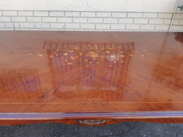 A Mid 20th Century French Mahogany Dining Table with Inlay and Brass Ormolu Mounts (8 Seater) - Image 10