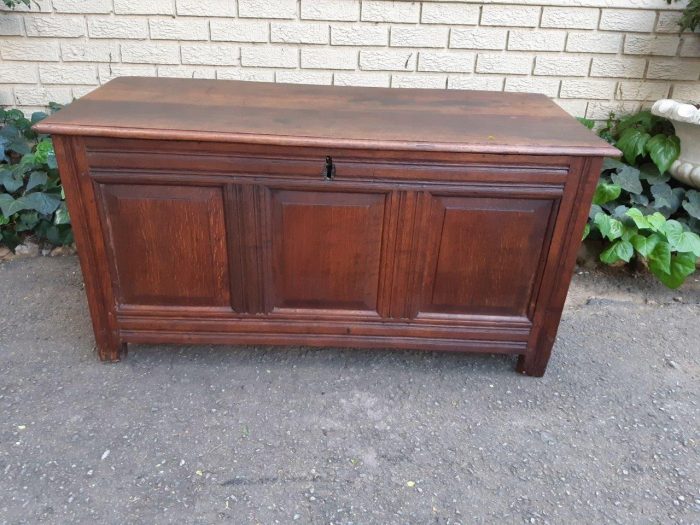 Early 19th century Continental oak chest
