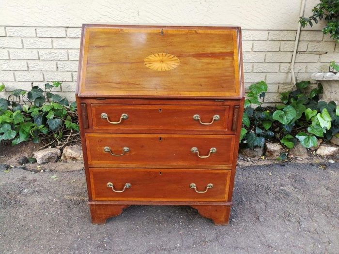 A George III Mahogany Bureau - Image 2