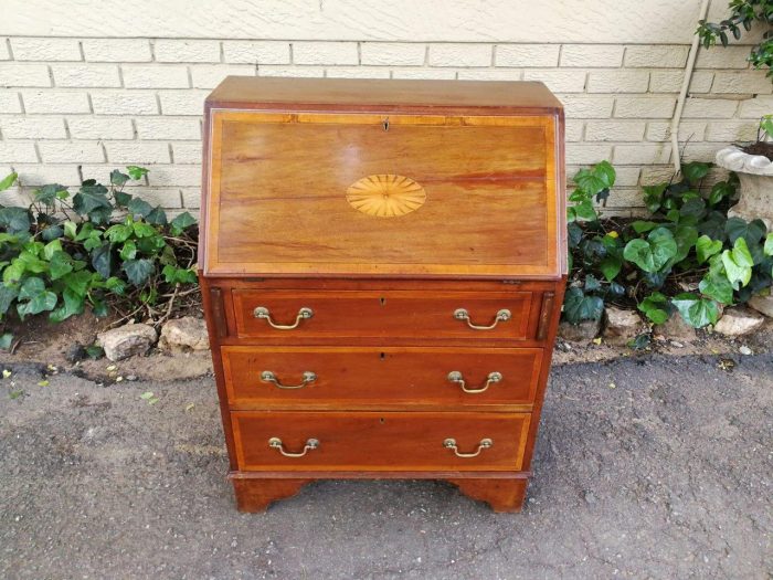 A George III Mahogany Bureau - Image 3