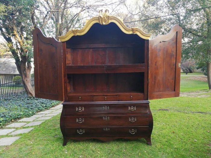 18th Century And Rare Dutch Oak Armoire. Original Hardware - Image 8