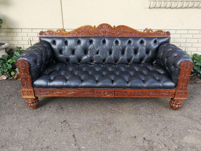 An Anglo Indian Carved Rosewood and Teak settee with brass castors - Image 2