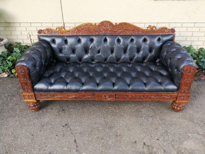 An Anglo Indian Carved Rosewood and Teak settee with brass castors - Image 3