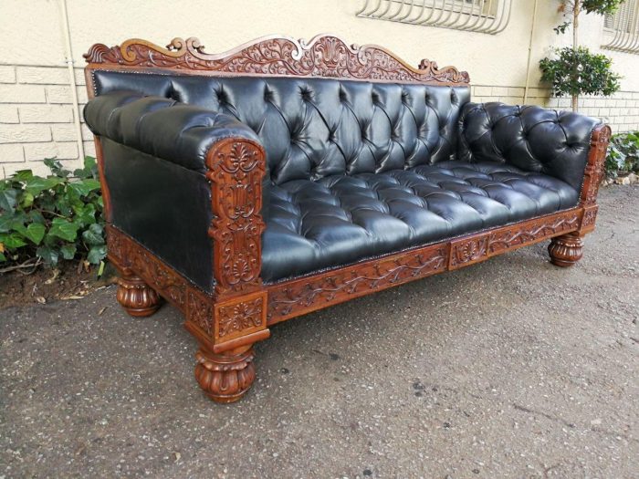 An Anglo Indian Carved Rosewood and Teak settee with brass castors - Image 4