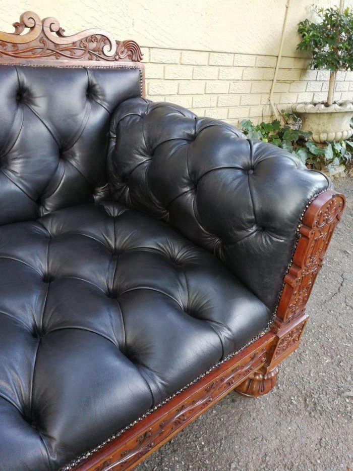 An Anglo Indian Carved Rosewood and Teak settee with brass castors - Image 7